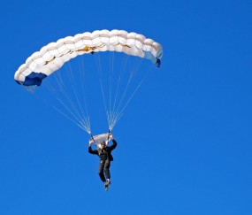 开云平台-法拉利横扫索伯车队，拉塞尔刷新纪录，F1赛场上的历史性时刻