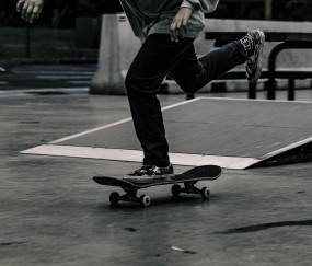 开云官方app入口-北欧寒冰对阵高卢烈焰，孙兴慜的节奏魔法如何主宰芬兰与雷恩的战术棋盘