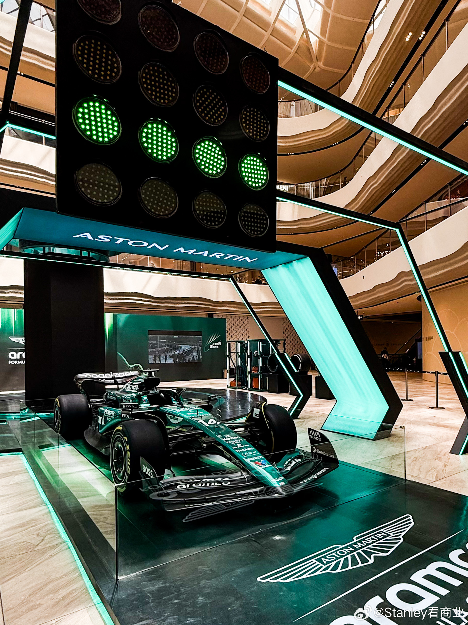 阿斯顿马丁完胜法拉利，拉塞尔点燃赛场