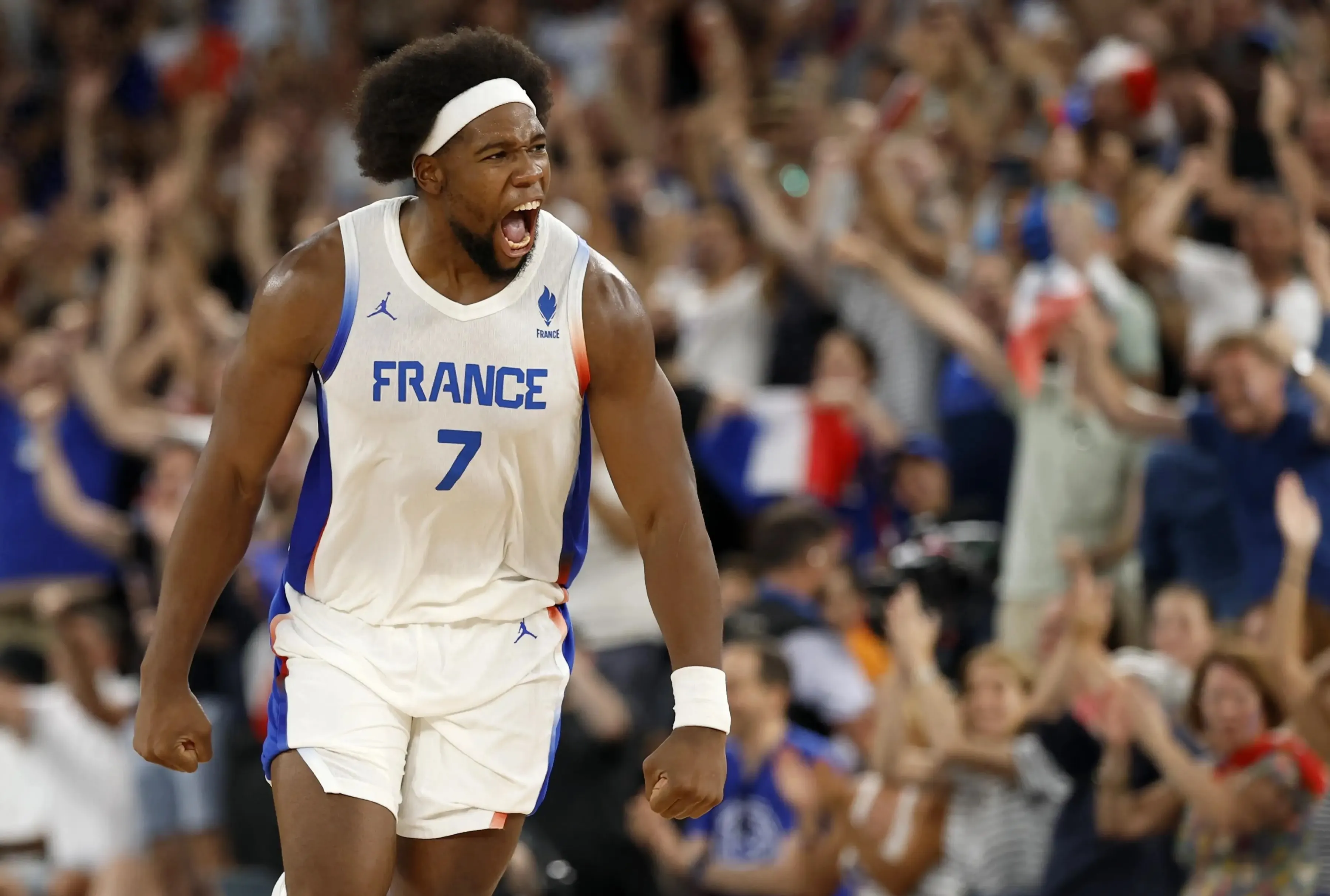 76人绝杀马刺，福克斯扛起全队